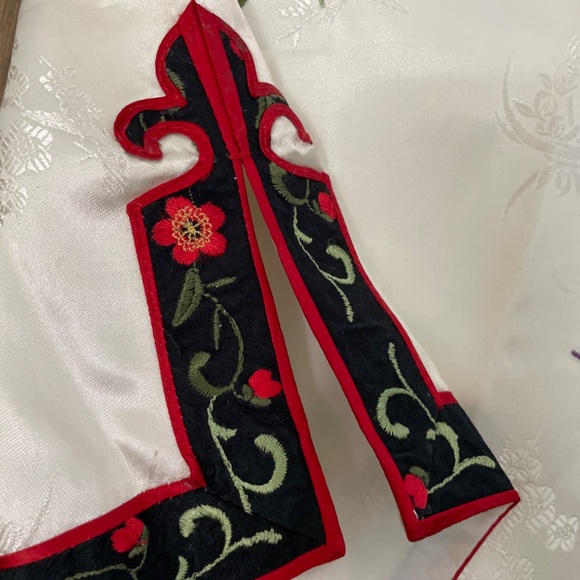 Beautiful embroidered Chinese top - Picture 10 of 10